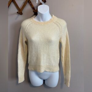 Banana Republic Cream Mohair Crew Top small
Minimalist wardrobe staple